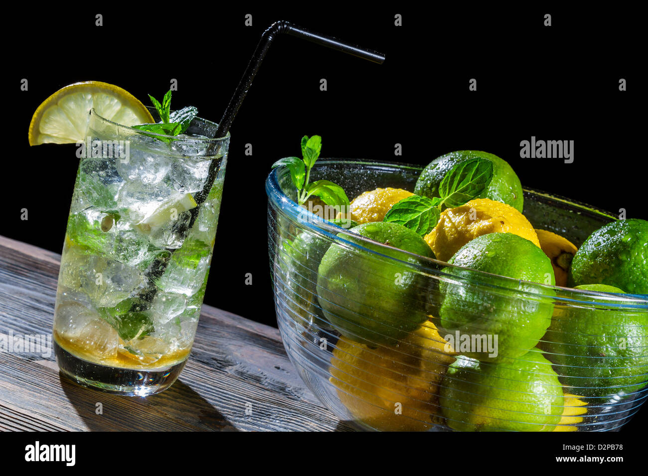 Vista dettagliata del mojito fresco drink con gli agrumi Foto Stock