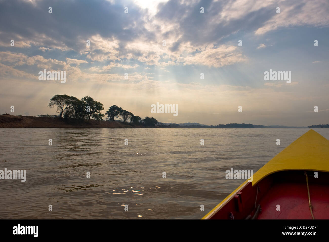 Sop Ruak, Thailandia, una barca sul fiume Mekong, Laos in background Foto Stock