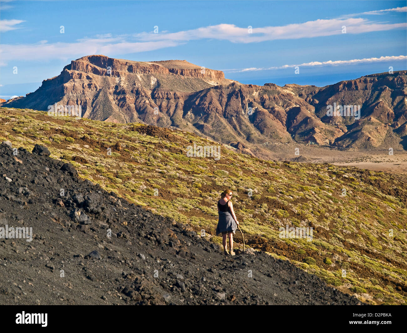 Il camminatore femmina all'interno della caldera (cratere vulcanico) su Tenerife, Isole Canarie, Spagna Foto Stock