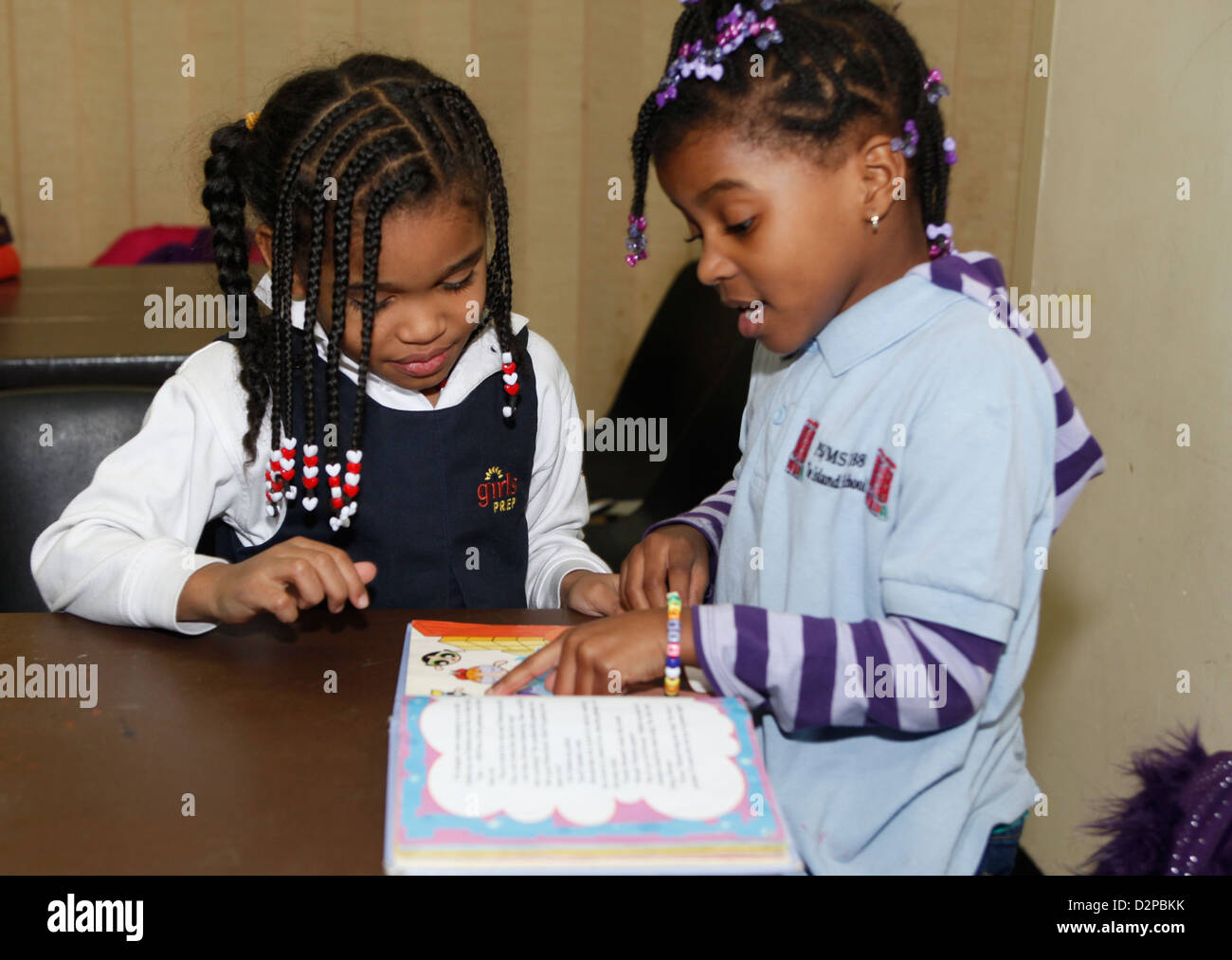 I bambini partecipano in un dopo scuola compiti & Education Program sul Lower East Side, NYC Foto Stock