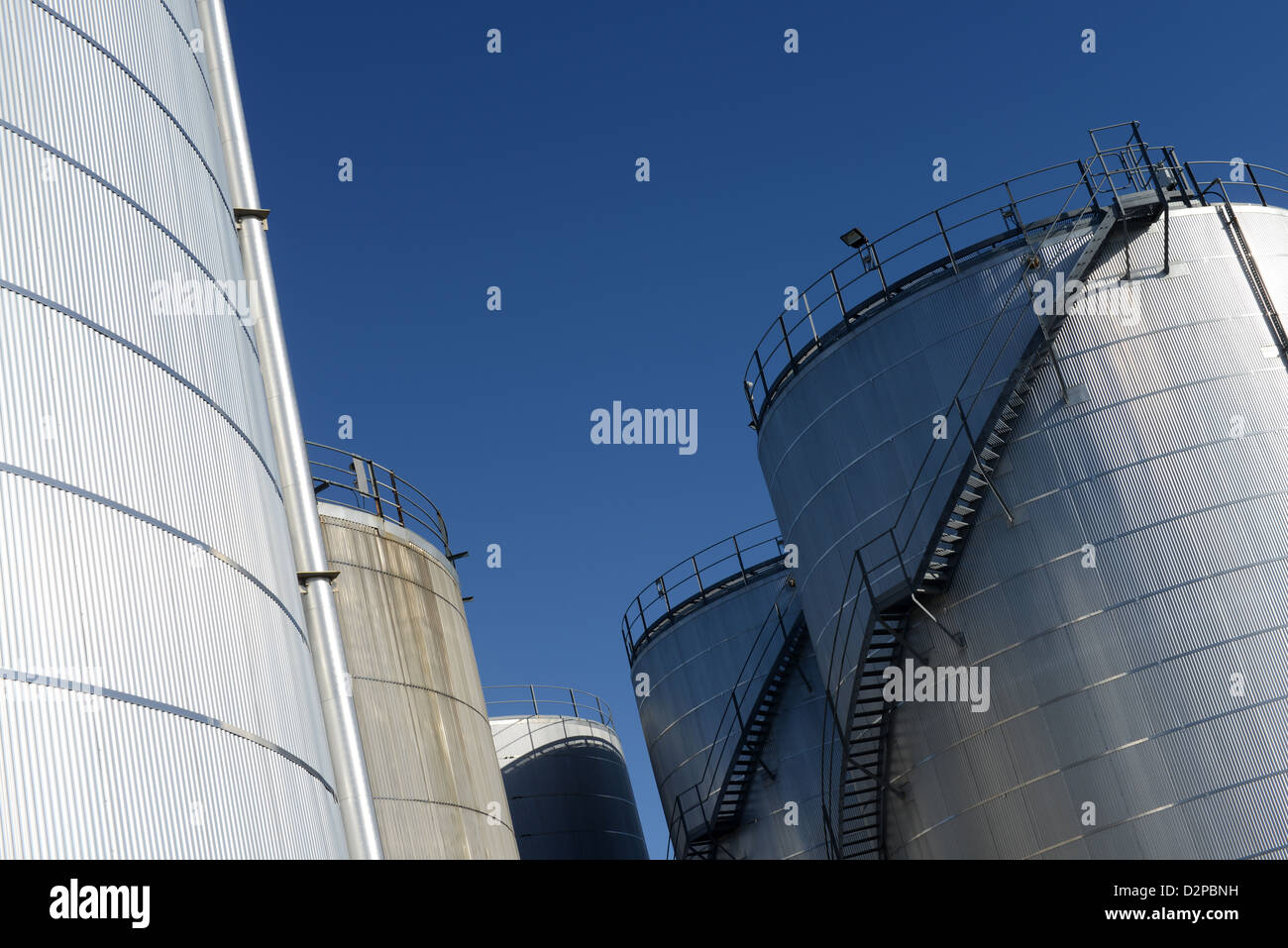 I serbatoi di stoccaggio in un impianto di produzione industriale e impianto di lavorazione Foto Stock