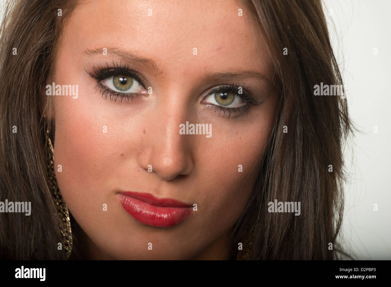 Close-up di un attraente ragazza adolescente contro bianco senza cuciture. Foto Stock