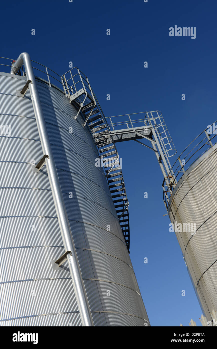 I serbatoi di stoccaggio in un impianto di produzione industriale e impianto di lavorazione Foto Stock