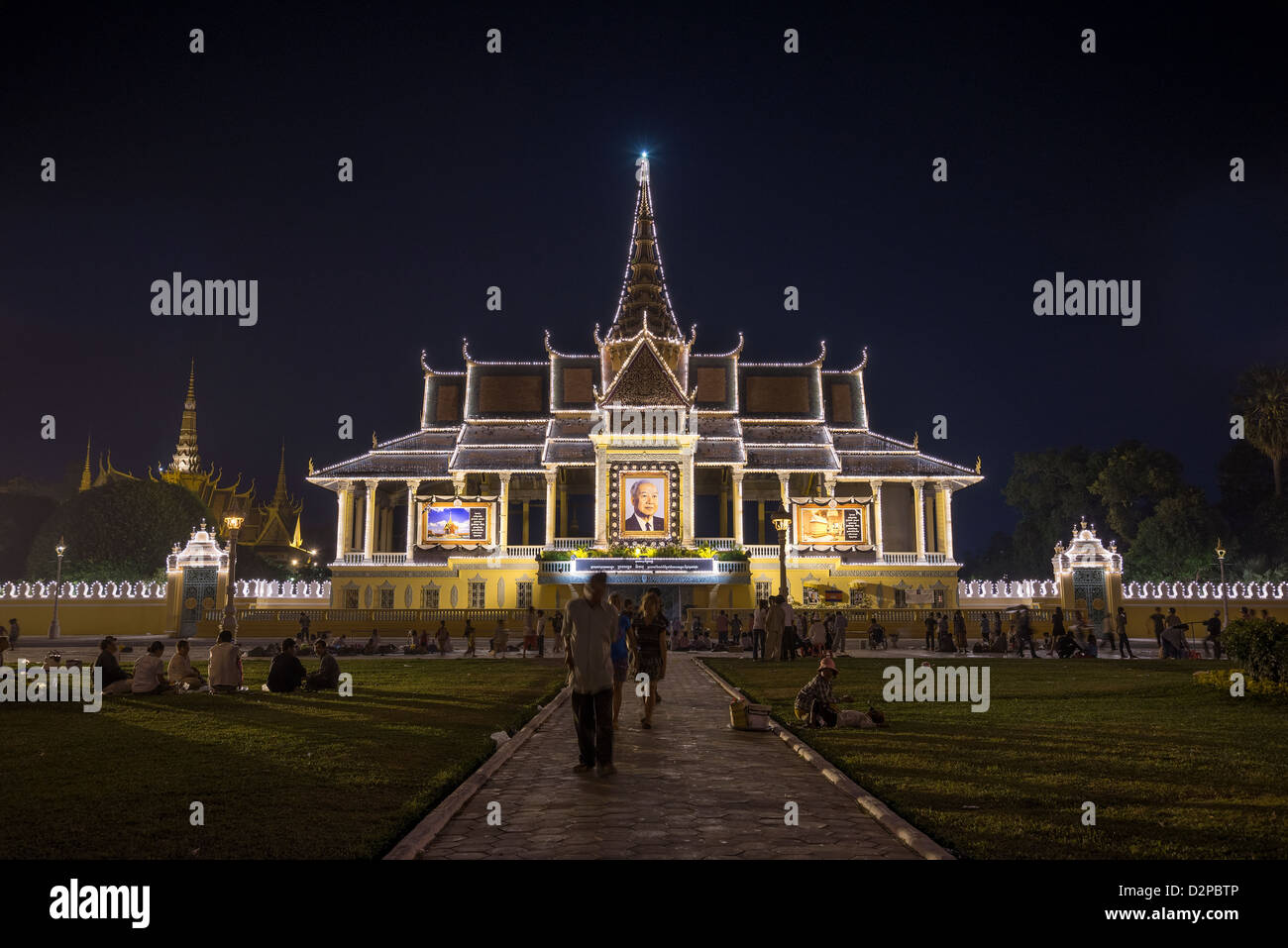 Il palazzo reale di phnom penh cambogia illuminato in onore del defunto re Norodom Sihanouk Foto Stock