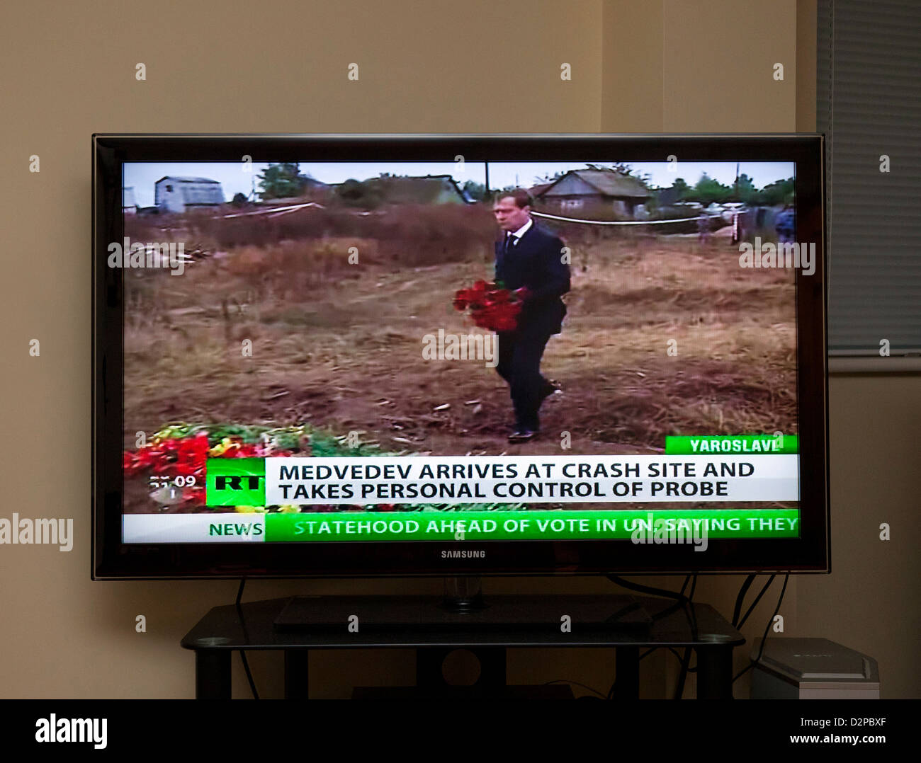RT russo del canale di notizie che mostra il primo ministro Dmitry Medvedev Foto Stock