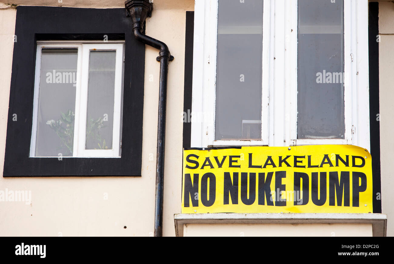 Il 30 gennaio 2013. Un anti discarica nucleare protesta banner su una casa di Whitehaven, West Cumbria, Regno Unito. Foto Stock