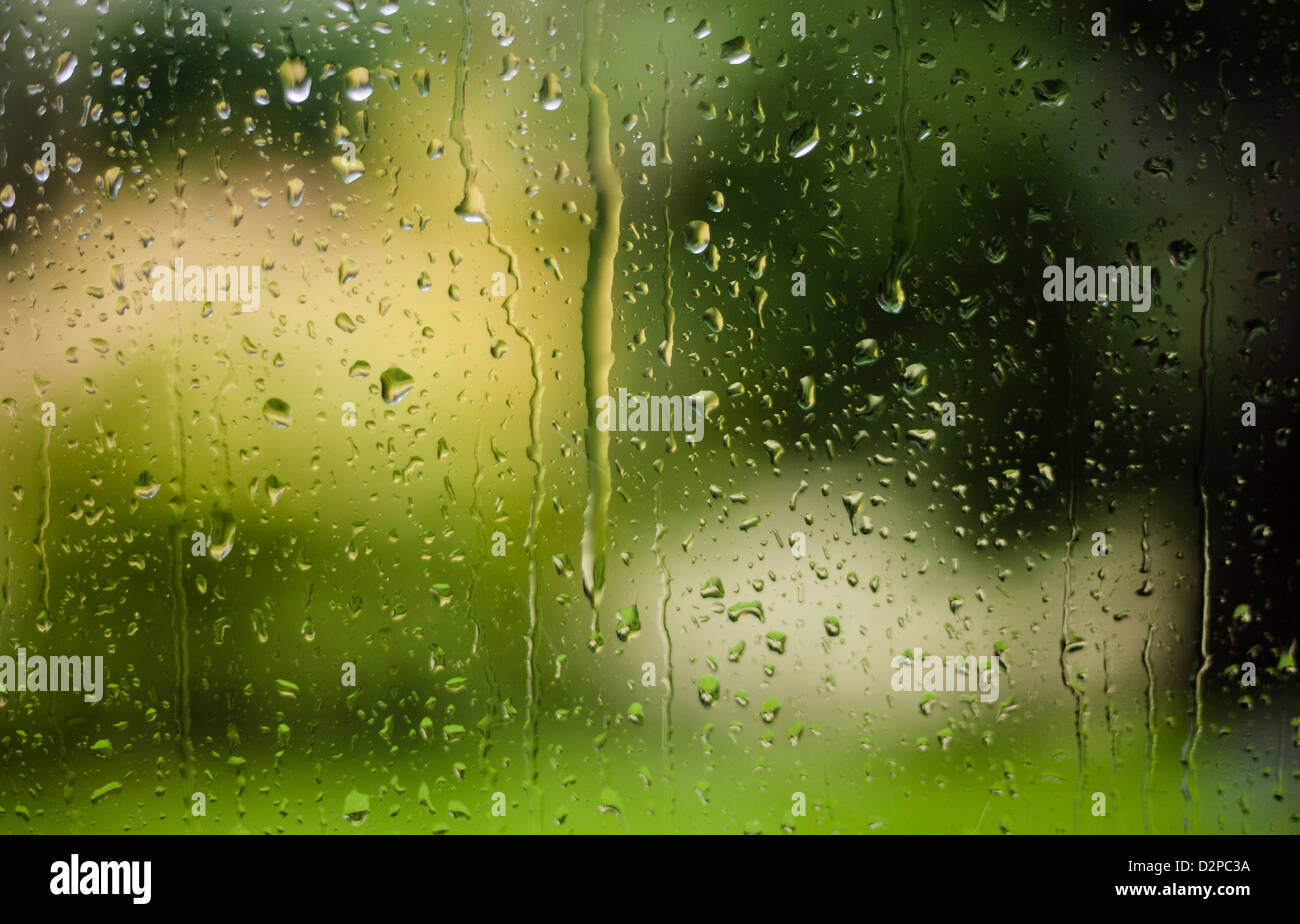 La pioggia su una finestra Foto Stock