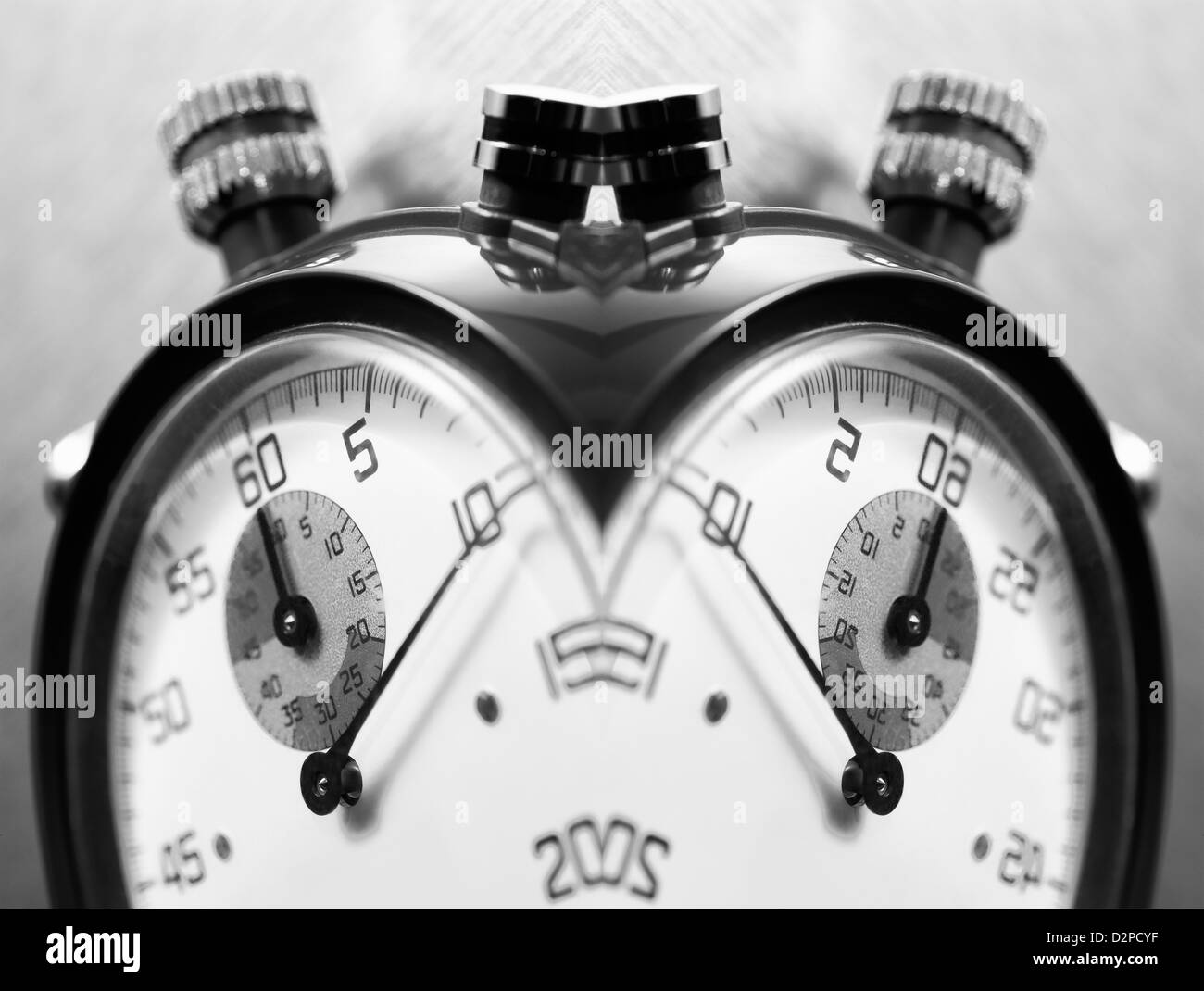 Creative closeup di due cronometri rivolti in direzioni opposte Foto Stock