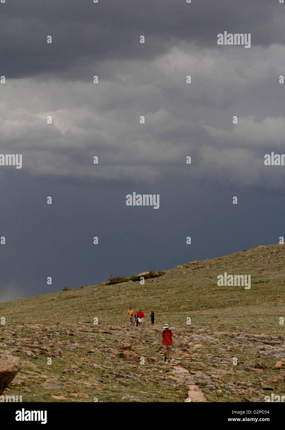 Famiglia Escursioni Thunder storm Rocky Mountain National Park in Colorado Foto Stock