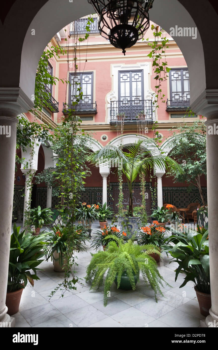 Cortile nel Barrio Santa Cruz area della città vecchia Foto Stock