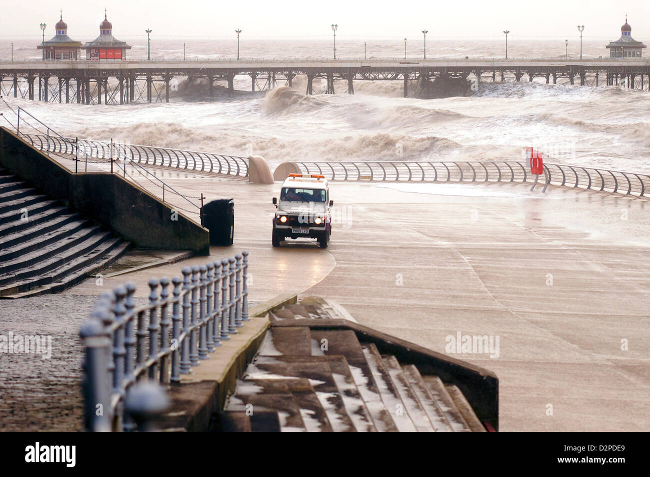 Blackpool, Regno Unito. Il 30 gennaio 2013. Una combinazione di gale force venti e una alta marea prodotta drammatica gennaio meteo a Blackpool. Mare di emergenza Soccorso pattuglie auto il lungomare. Foto Stock