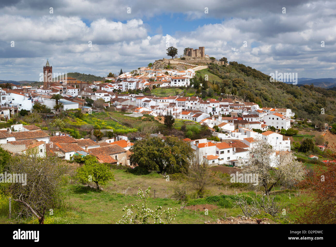 Villaggio bianco al di sotto del XIII secolo castillo Foto Stock