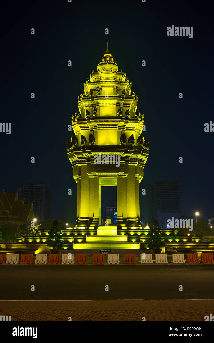 Indipendenza monumento a Phnom Penh Cambogia di notte Foto Stock
