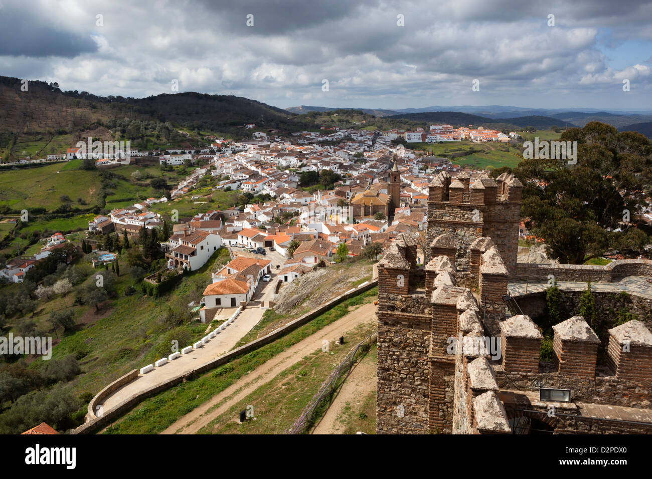 Pueblo bianco al di sotto del XIII secolo castillo nel Parco Naturale della Sierra de Aracena y Picos de Aroche Foto Stock