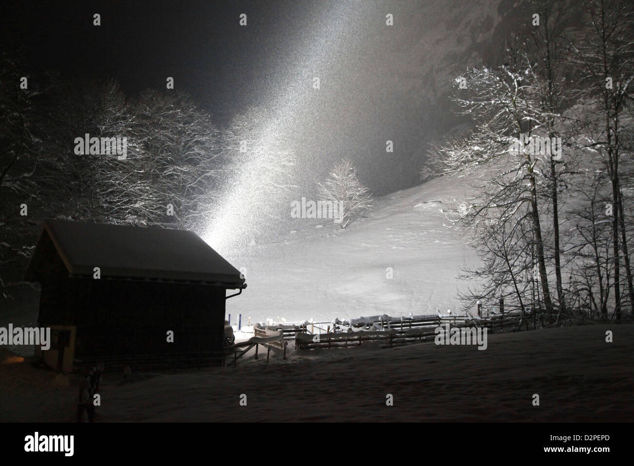 Un solitario rifugio nelle Alpi svizzere durante una tempesta di neve Foto Stock