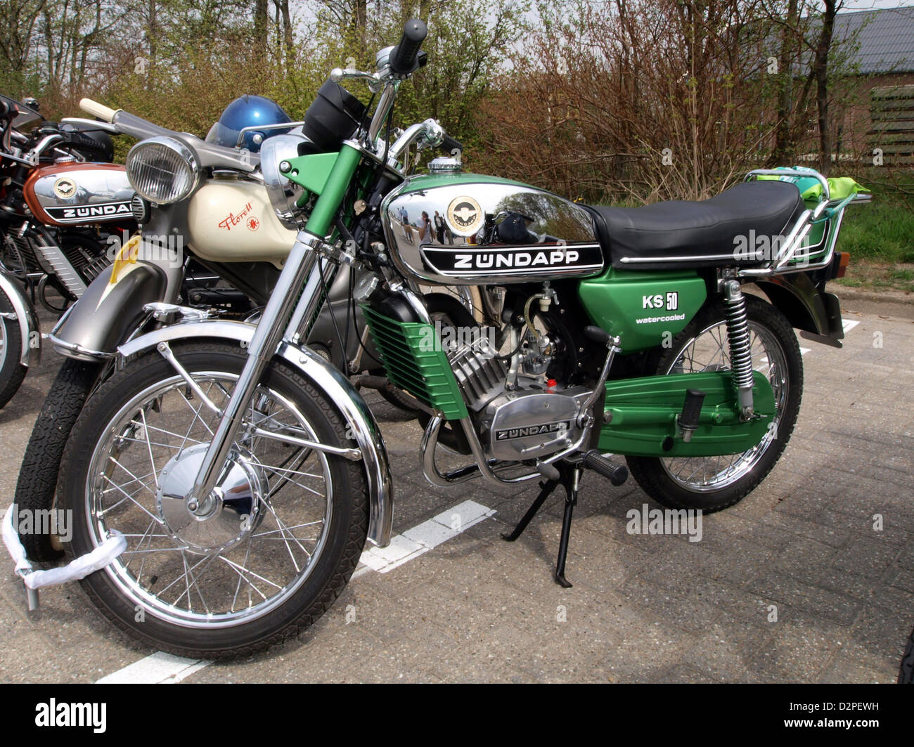 Zündapp è un marchio motociclistico tedesco fondato nel 1917, noto per la produzione di un'ampia gamma di motocicli e ciclomotori. L'azienda è diventata famosa per la sua ingegneria di alta qualità, in particolare per le moto da corsa, e per i suoi design innovativi. Le moto Zündapp rimangono popolari tra gli appassionati di moto d'epoca per le loro prestazioni affidabili e lo stile unico. Foto Stock