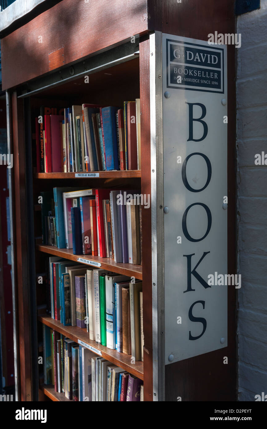 Un libro di anticaglie stand a David's Bookshop St Edwards passaggio Cambridge Regno Unito con libri in vendita Foto Stock