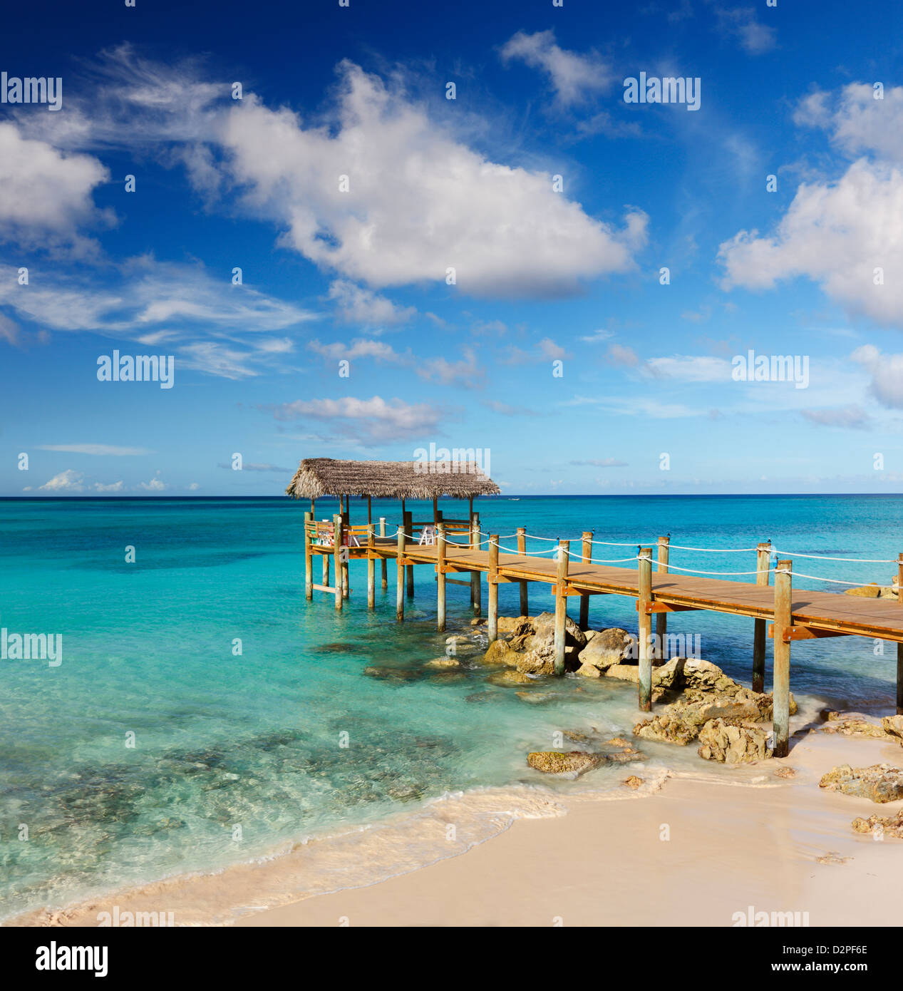 Il molo di legno con belle nuvole.Nassau Bahamas Foto Stock