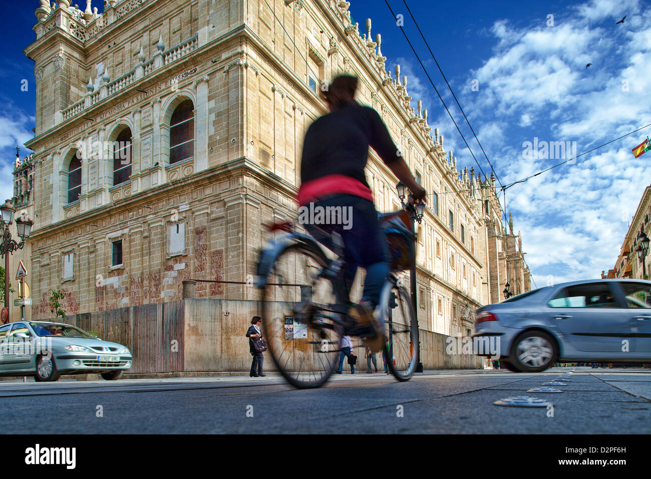Siviglia, Spagna, un ciclista sulla Avenida de la Constitucion Foto Stock