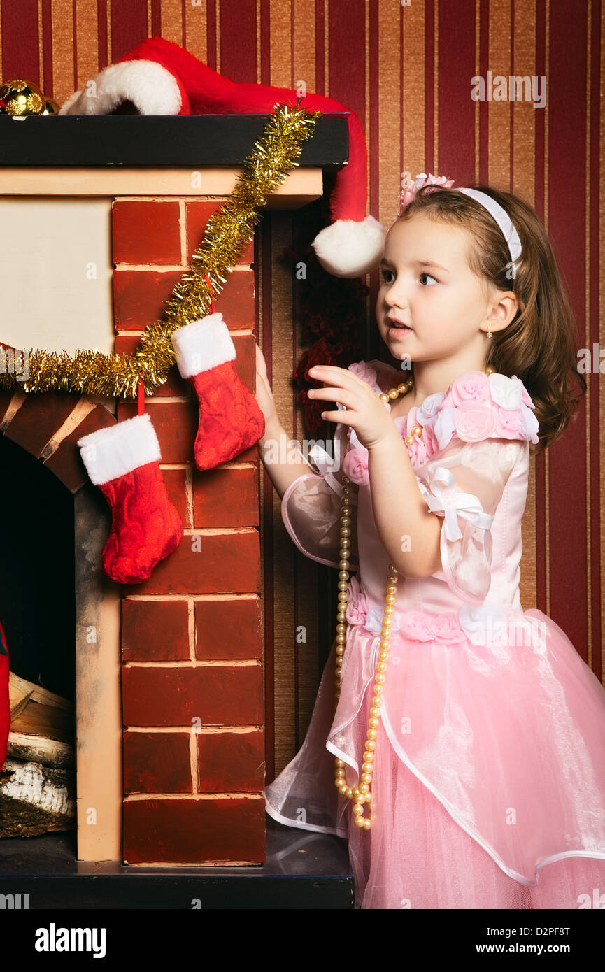 Baby christmas fireplace funny immagini e fotografie stock ad alta  risoluzione - Alamy