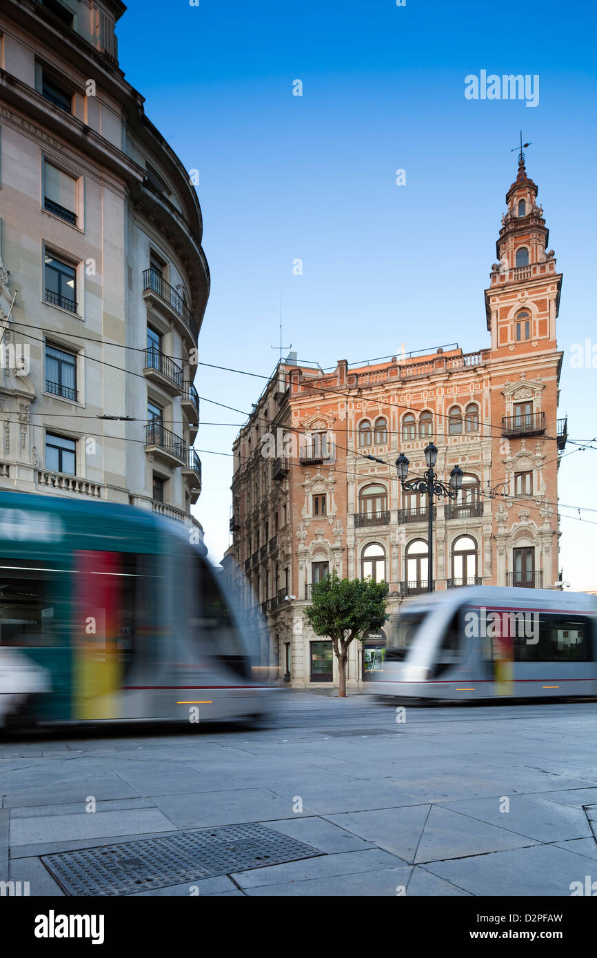 Siviglia, Spagna, due tram sulla Avenida de la Constitucion Foto Stock