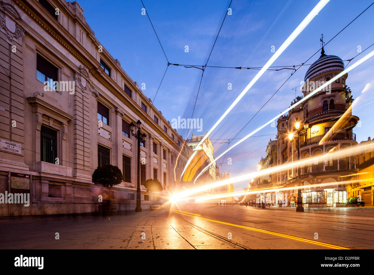 Siviglia, Spagna, un tram sulla Avenida de la Constitucion di sera Foto Stock