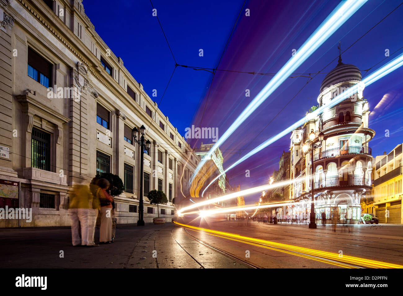 Siviglia, Spagna, un tram sulla Avenida de la Constitucion di sera Foto Stock