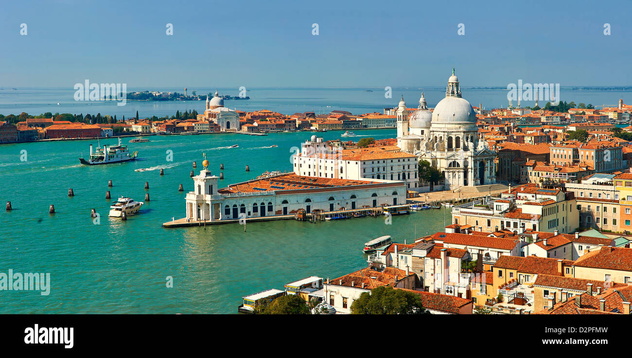 La punta della dogana e la chiesa di Santa Maria della Salute sul Canale della Giudecca, Venezia Italia Foto Stock