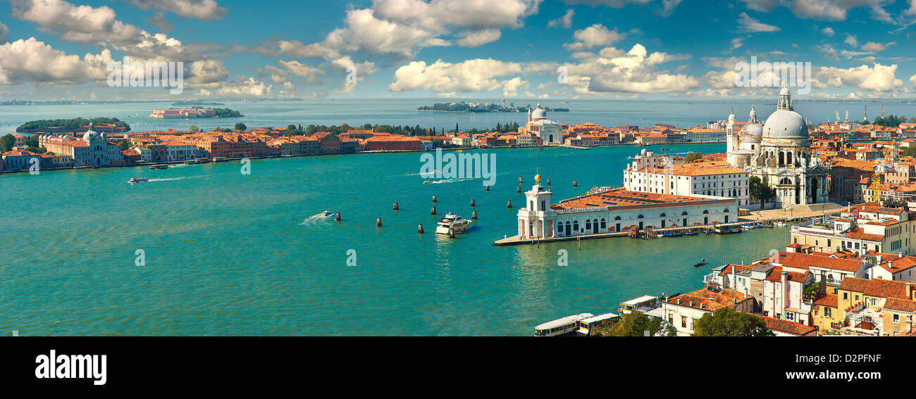 Panorama di punta della doganaand Santa Maria della Salute sul Canale della Giudecca, Venezia Italia Foto Stock