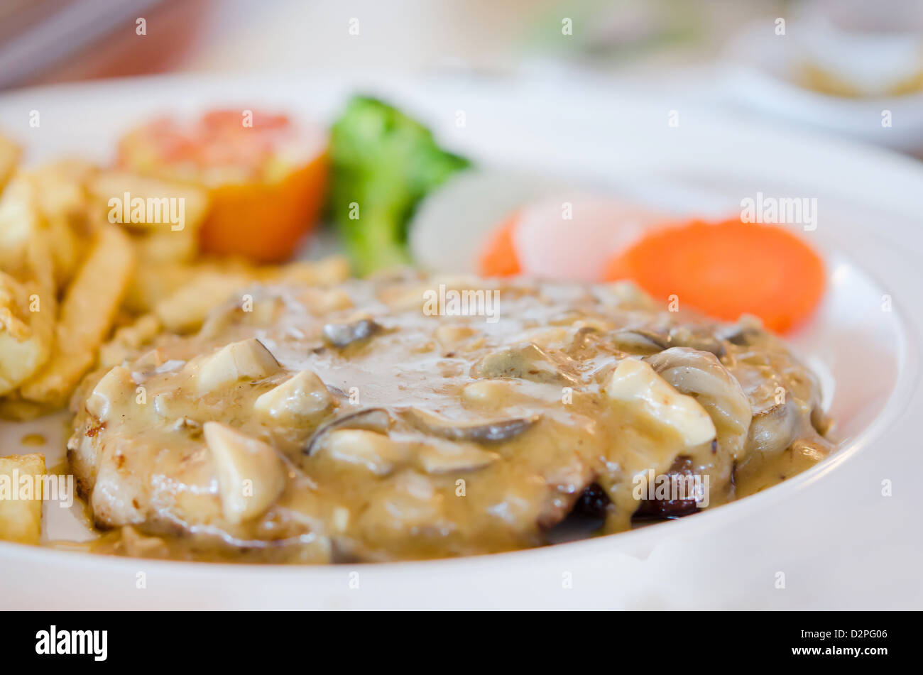 Bistecca di manzo con salsa di funghi , patatine fritte e verdure Foto Stock