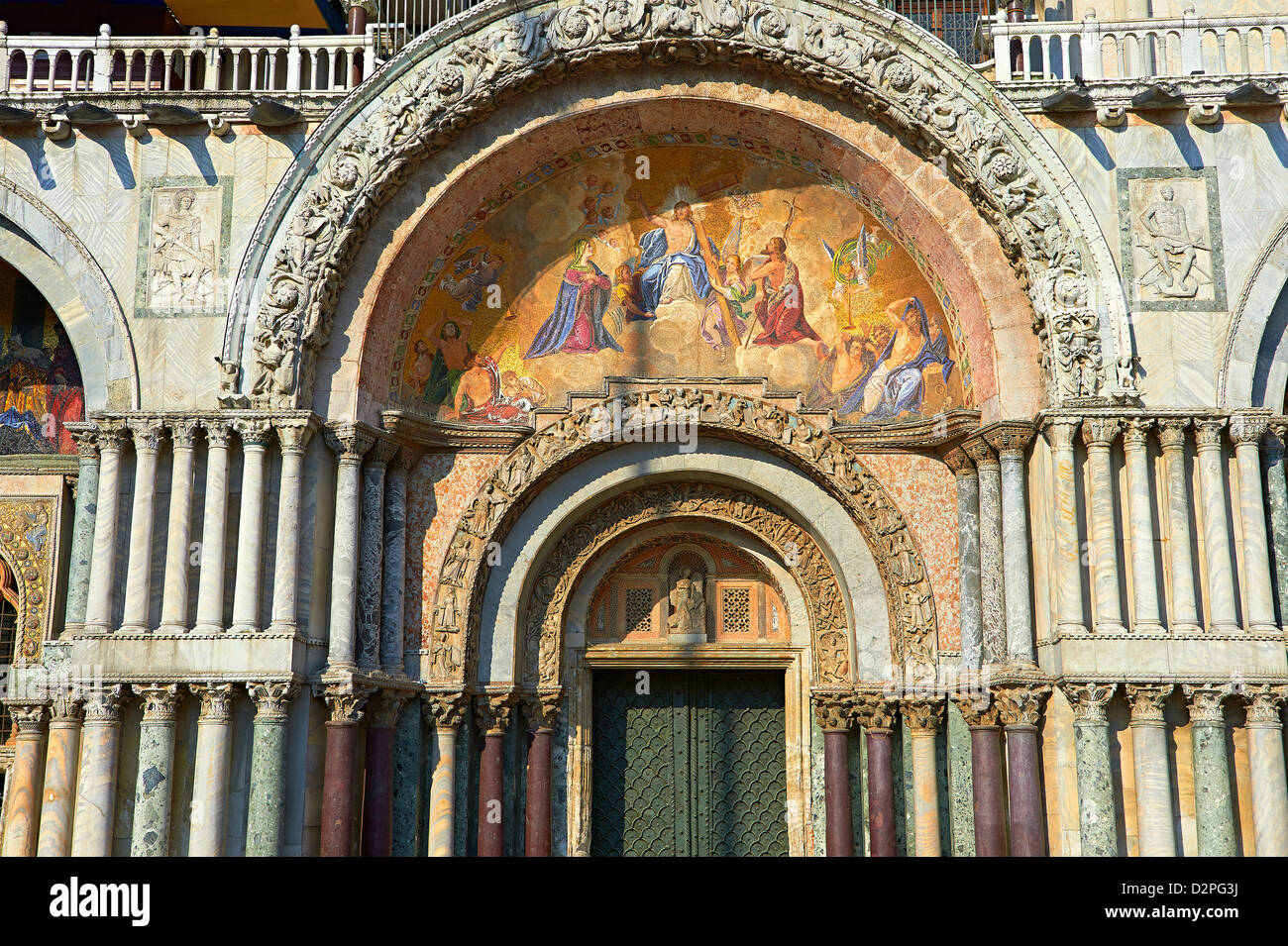 Facciata con i dettagli dei pilastri romanici e mosaici di la Basilica di San Marco, Venezia Foto Stock