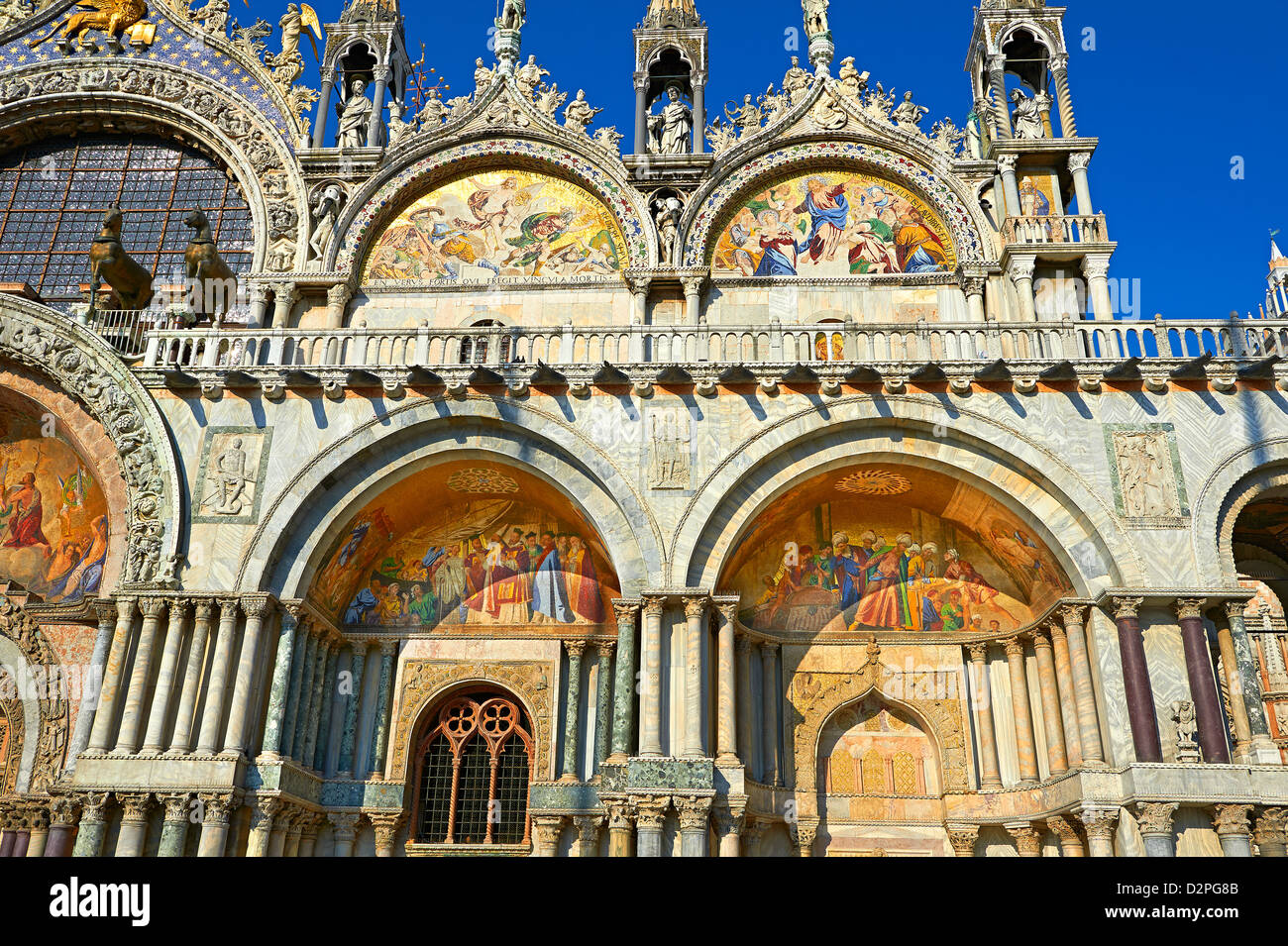 Basilica Significato Facciata con i dettagli dei pilastri romanici e mosaici di la Basilica