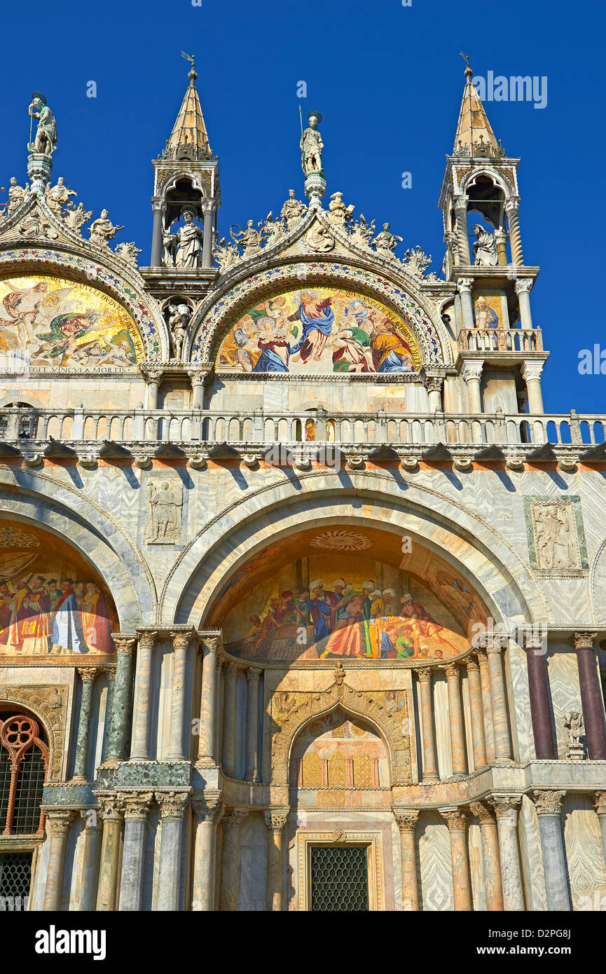 Facciata con i dettagli dei pilastri romanici e mosaici di la Basilica di San Marco, Venezia Foto Stock