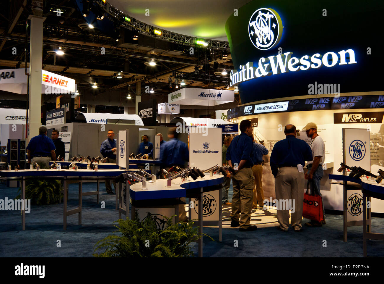 I partecipanti e i rappresentanti in motion blur 'Smith & Wesson' arma display Las Vegas Show Shot Foto Stock