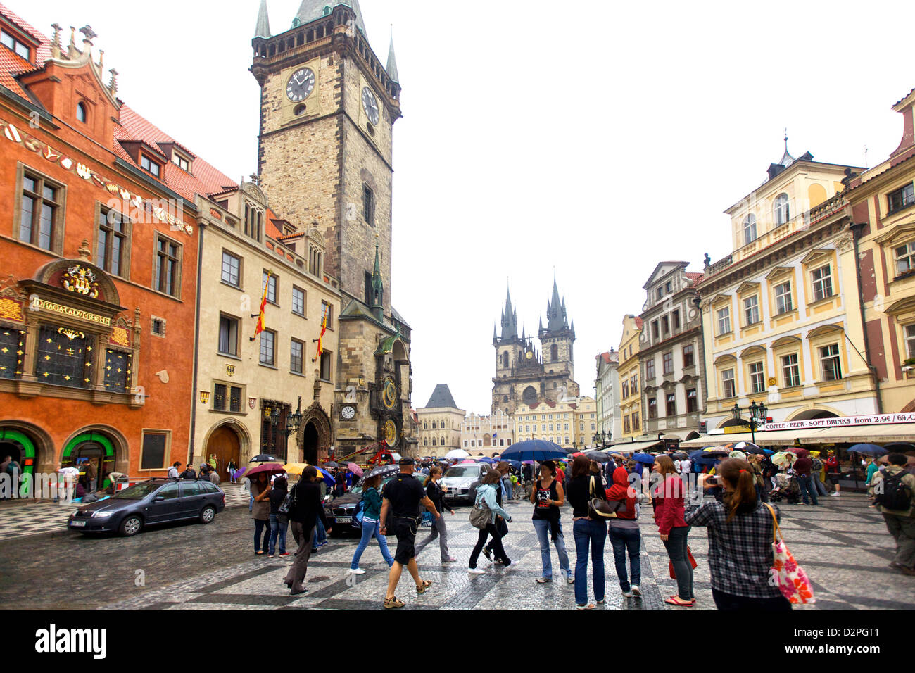 I turisti si radunano nella Piazza della città Vecchia di Praga, circondata da monumenti iconici come l'Orologio Astronomico e la chiesa di Týn, Foto Stock