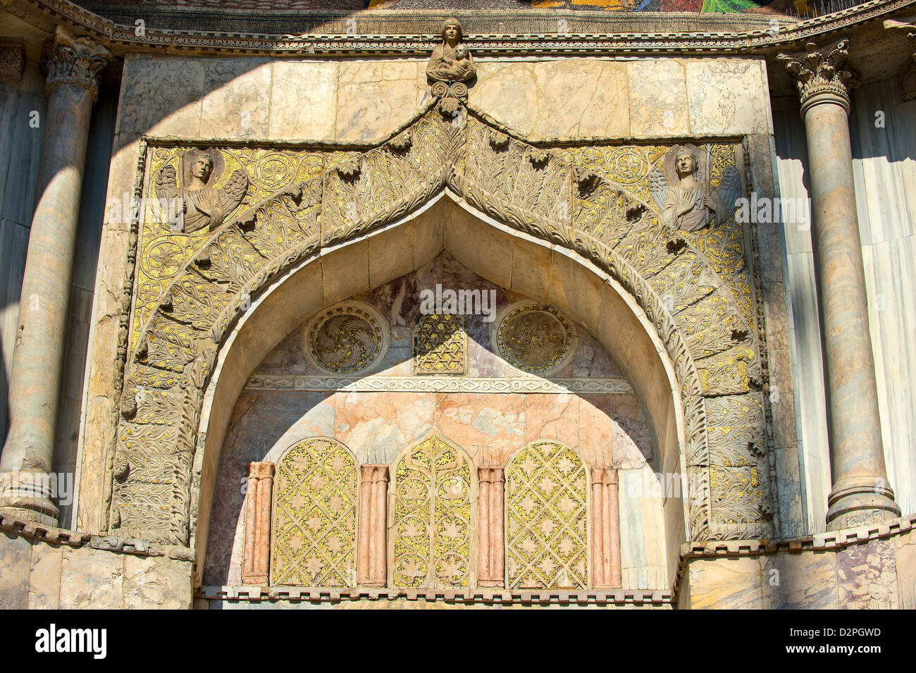 Medievale in stile orientale sculture dalla facciata di la Basilica di San Marco, Venezia Foto Stock