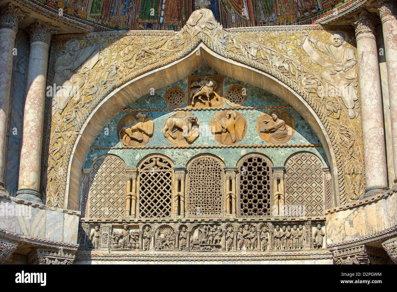 Medievale in stile orientale sculture dalla facciata di la Basilica di San Marco, Venezia Foto Stock