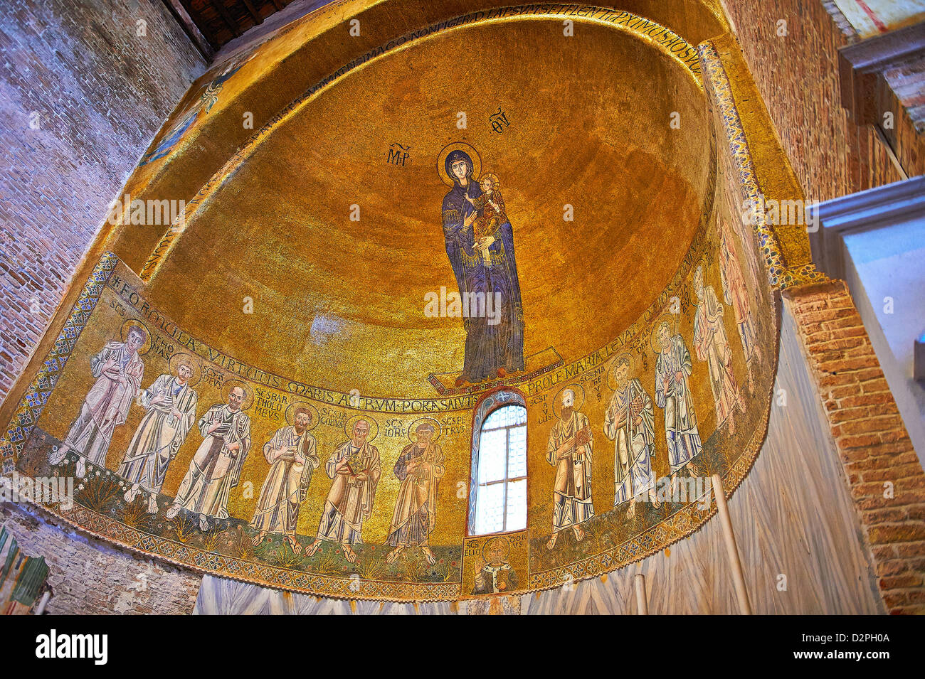 Mosaici bizantini della Vergine Maria e il bambino sopra l'altare della Cattedrale di Santa Maria Assunta, Torcello Venezia Foto Stock