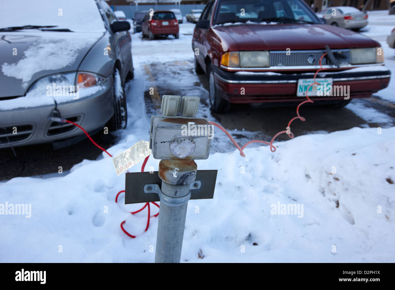 Alimentazione esterna collegata in uscita per i riscaldatori monoblocco di auto nel parcheggio pubblico Saskatoon Saskatchewan Canada Foto Stock
