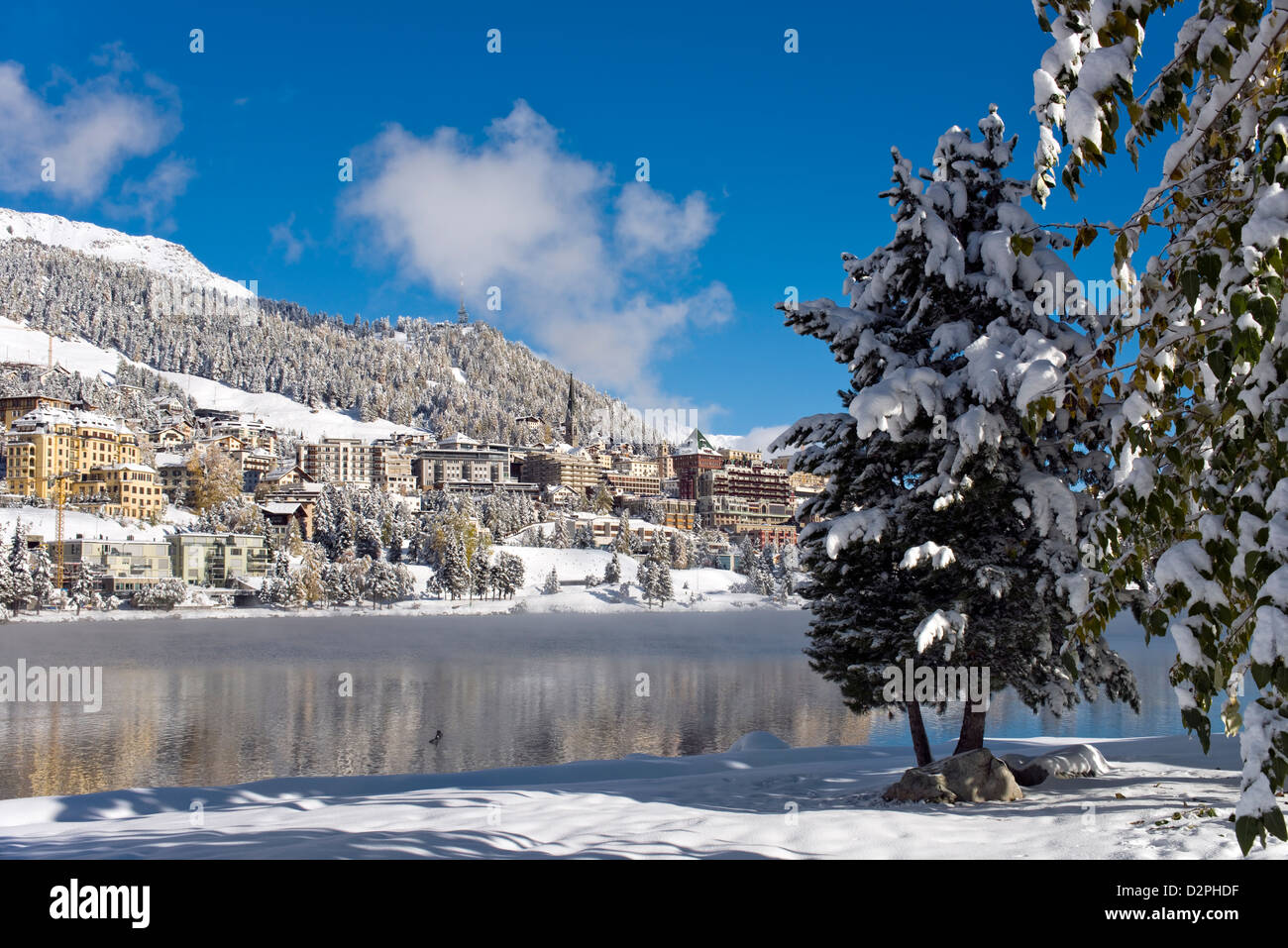 Villaggio di St Moritz visto dal lago St.Moritz in inverno, Engadina, Svizzera Foto Stock