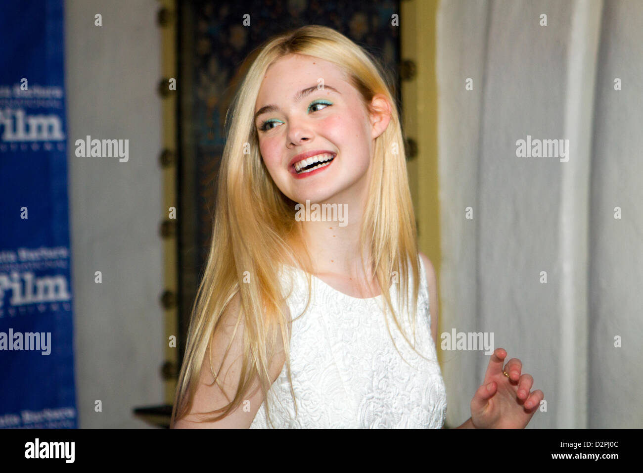 Santa Barbara, California, Stati Uniti d'America. Il 29 gennaio 2013. L'attrice Elle Fanning arriva al ventottesimo Santa Barbara International Film Festival virtuosi della cerimonia di premiazione presso il Teatro di Arlington on gennaio 29, 2013 a Santa Barbara, California. (Foto di Scott London/Alamy Live News) Foto Stock