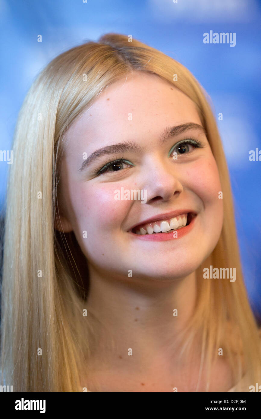 Santa Barbara, California, Stati Uniti d'America. Il 29 gennaio 2013. L'attrice Elle Fanning arriva al ventottesimo Santa Barbara International Film Festival virtuosi della cerimonia di premiazione presso il Teatro di Arlington on gennaio 29, 2013 a Santa Barbara, California. (Foto di Scott London/Alamy Live News) Foto Stock