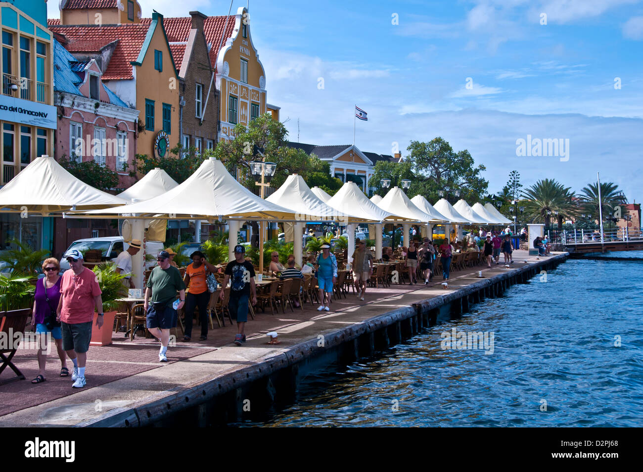 Punda Willemstad waterfront Curacao wth sala da pranzo esterna e colorata architettura olandese Foto Stock