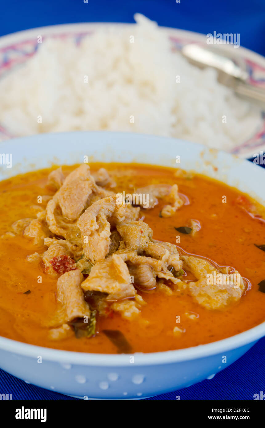 La carne di maiale in massa di arachidi Crema di Cocco curry servita con riso Foto Stock