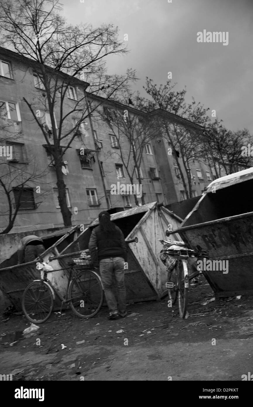 Cassonetto Hunt, una donna e un uomo cerca attraverso il cestino / un cassonetto per vedere se possono trovare qualcosa di utile. Foto Stock