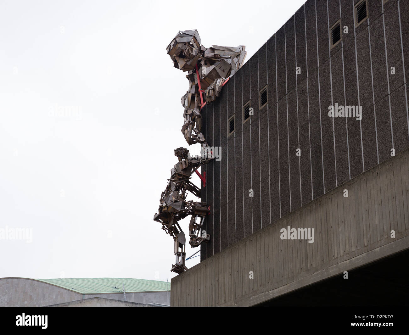 Una scultura in legno di uomini presso la Hayward Gallery di Londra Inghilterra Foto Stock