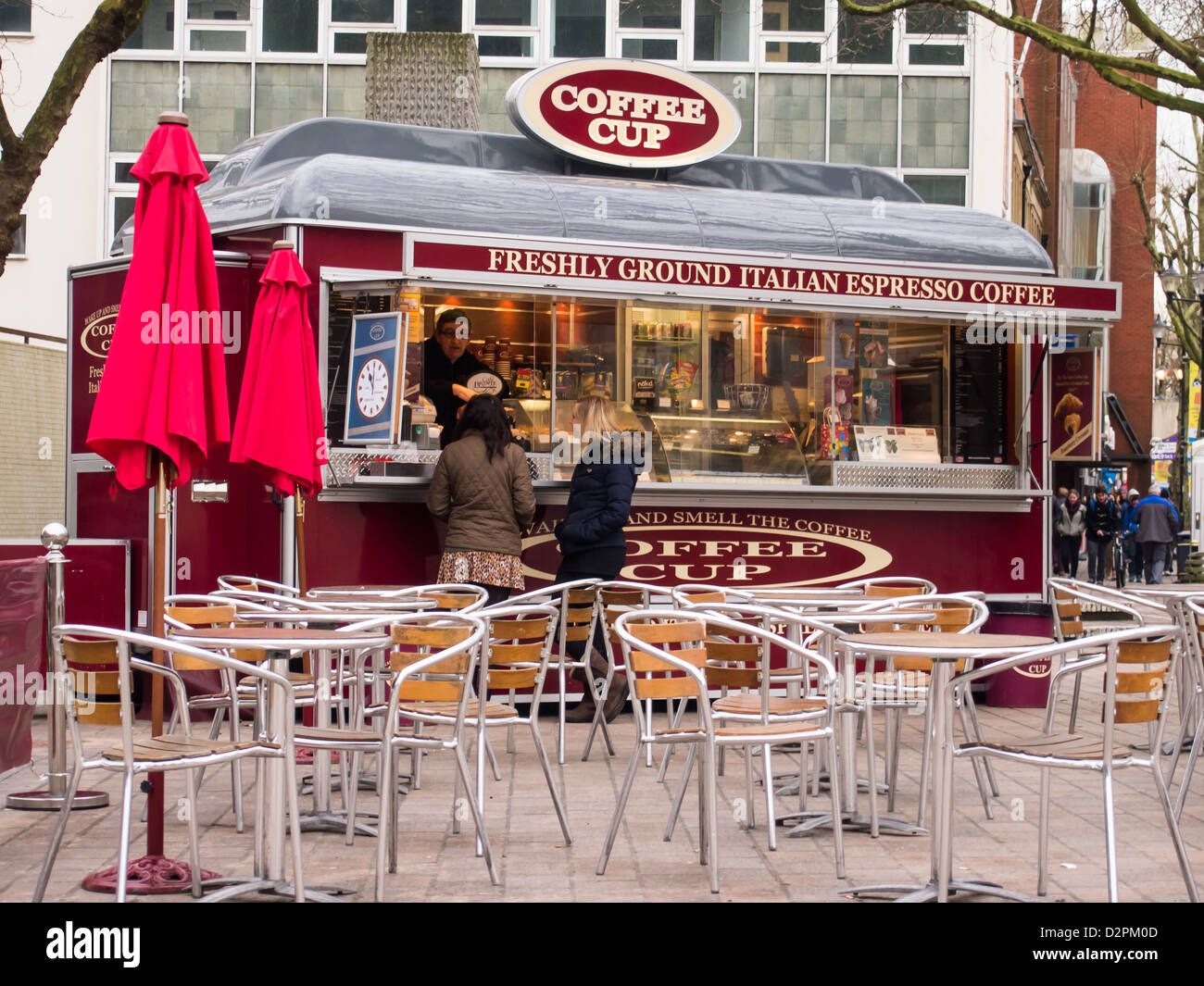 Un indipendente chiosco caffetteria con i clienti serviti e un vuoto di area salotto all'aperto Foto Stock