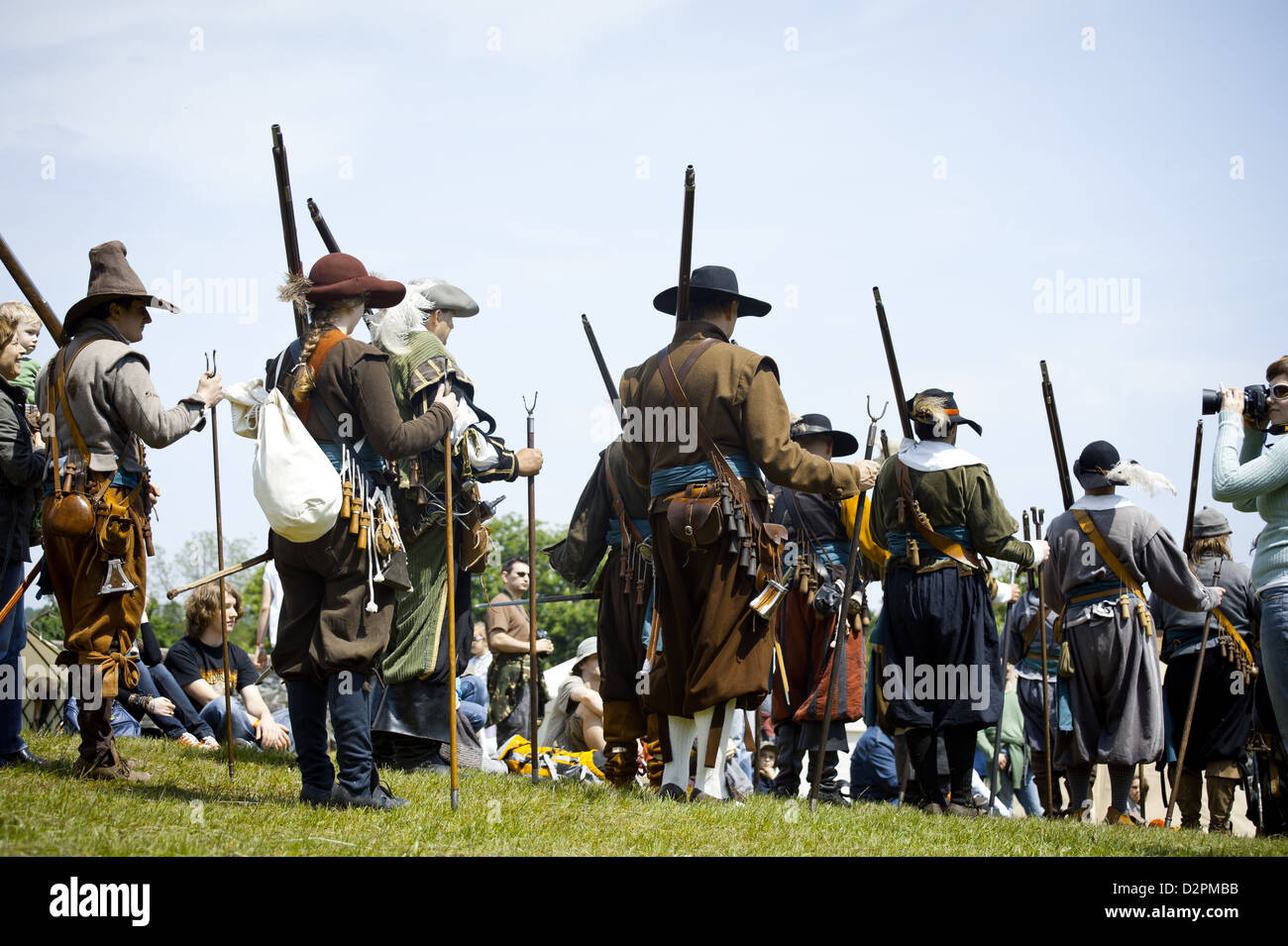 I membri del club storico raccogliere prima cerimonia di apertura su 'Festival Cerveny Kamen 2010' in Cerveny Kamen, Slovacchia Foto Stock