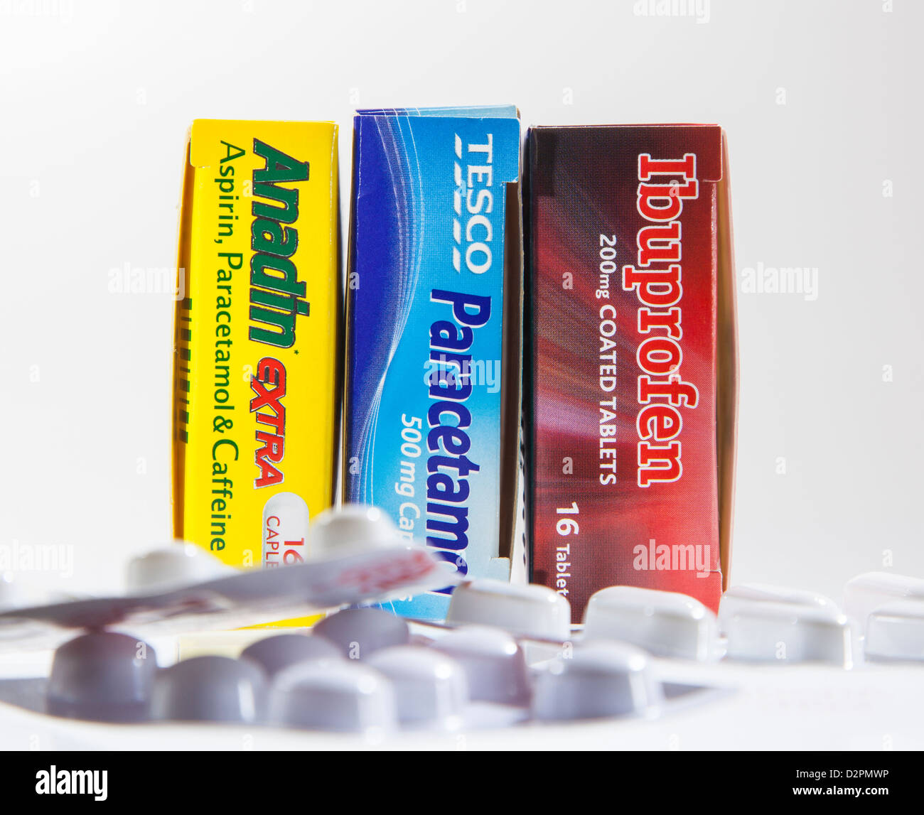 Tre antidolorifico scatole contenenti ibuprofene e paracetamolo e aspirina  Foto stock - Alamy