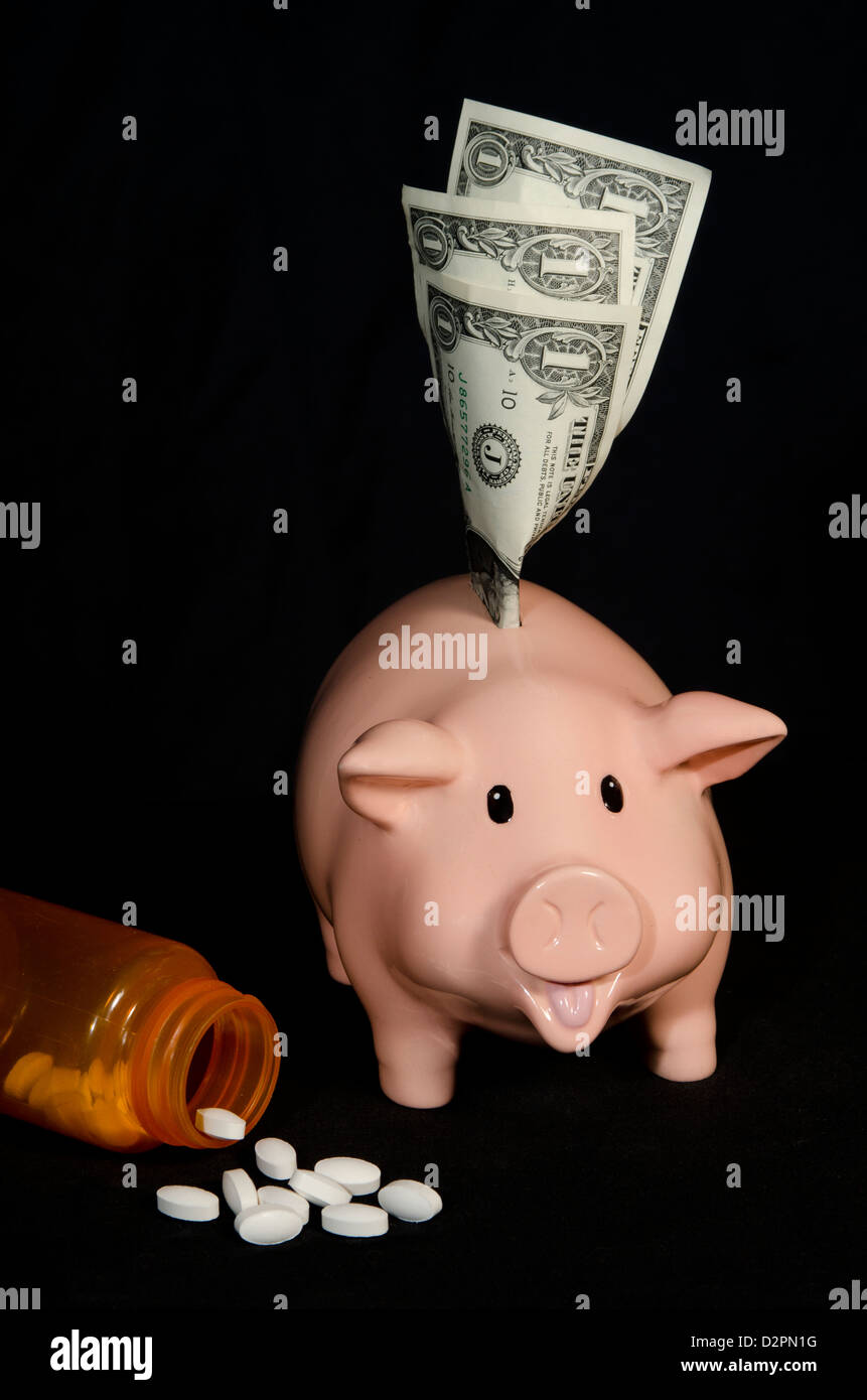 Questo piccolo piggy è chiedersi in che modo egli dovrà pagare per i suoi farmaci senza prescrizione di farmaco beneficio. Foto Stock